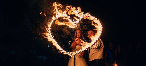 Romantisches Brennendes Herz für Hochzeit