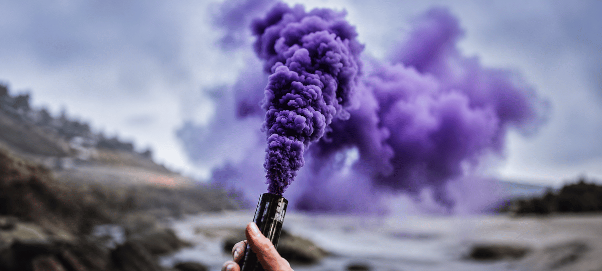 Violette Rauchfackel mit dichtem lila Rauch im Freien