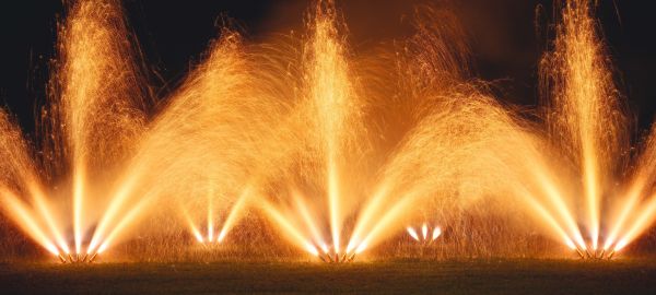 Wunderschöner Einsatz von goldenen Vulkanfächer
